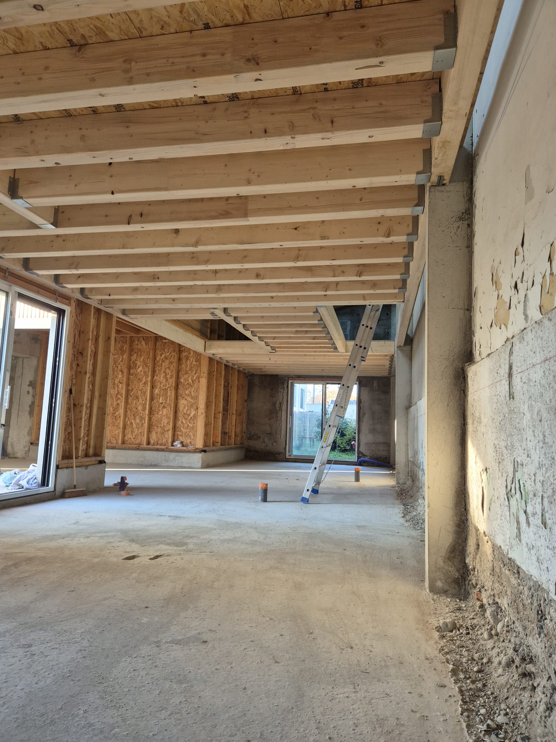 Construction d'une mezzanine sous toit en bois