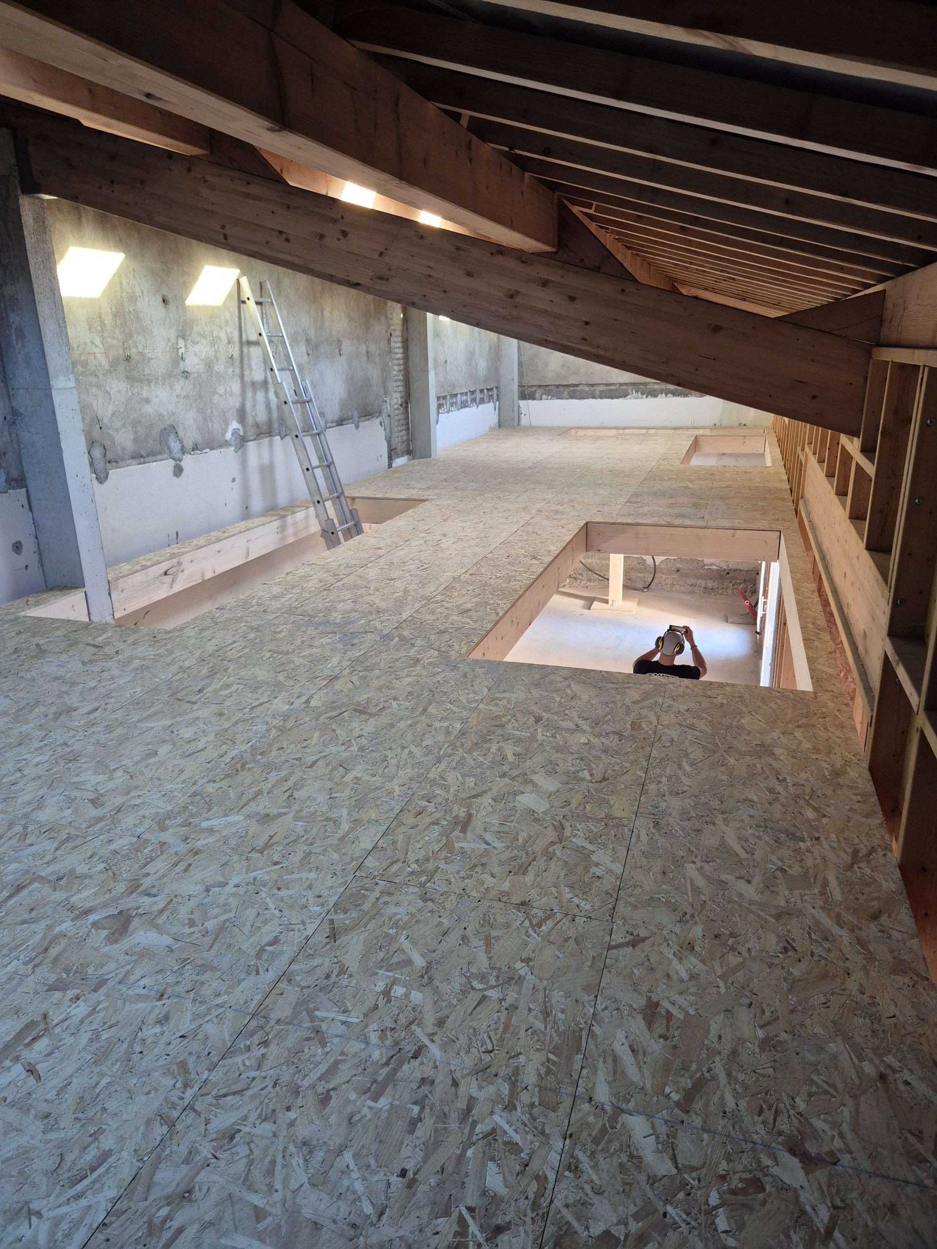 Construction d'une mezzanine sous toit en bois