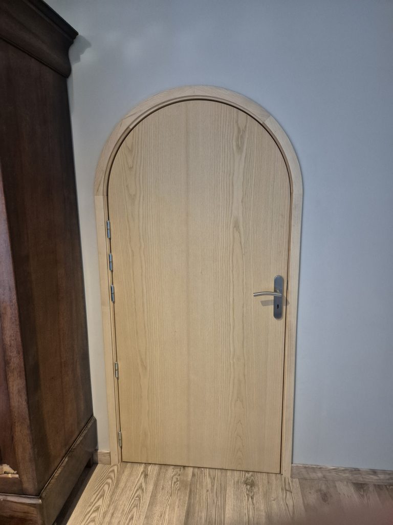 porte en bois fabriqué par cca charpente - agencement et construction bois artisanale